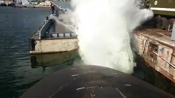 Video: Tàu ngầm Kilo phóng bom nước khi thử ống phóng lôi trong bến cảng
