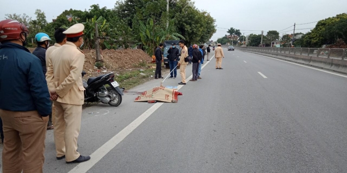 Tai nạn giao thông chiều 19/12: Xe đầu kéo tông gãy lan can thép rồi lao xuống ruộng, bốc cháy dữ dội