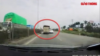 Camera giao thông: Xin vượt bất thành, tài xế ô tô con tăng tốc lao lên tạt đầu xe tải