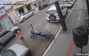 Camera giao thông: Bé gái bất cẩn lao qua đường, anh trai lao ra cứu em bằng phản xạ khó tin
