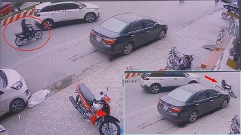 Camera giao thông: Ô tô chuyển làn đột ngột, khiến người phụ nữ đi xe máy ngã sõng soài