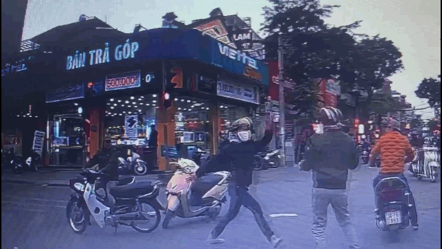 Camera giao thông: Sau va chạm, 2 tài xế xe máy 