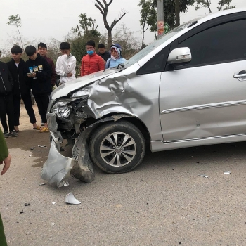 tai nan giao thong chieu 2012 dam manh vao dau o to nam thanh nien dieu khien xe gan may nga vang xuong duong tu vong