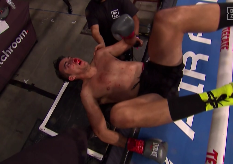Video: "Gợi đòn" trước đối thủ, võ sĩ bị đấm bay khỏi sàn đấu