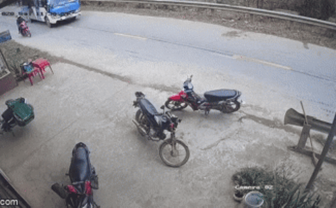 Camera giao thông: Kinh hãi khoảnh khắc ô tô khách đâm trực diện nam sinh đi xe máy