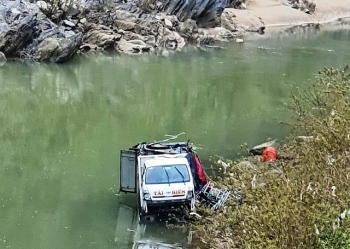 Tai nạn giao thông sáng 22/12: Tài xế ngủ gật, xe tải lao xuống sông Nậm Mộ
