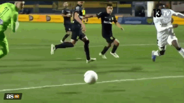 Video: Nỗ lực phá bóng trên vạch vôi, cầu thủ "nát" gối vì đập trúng cột dọc