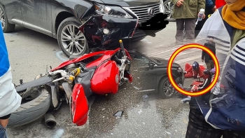 Tai nạn giao thông chiều 24/12: Ông già Noel điều khiển xe Ducati tông móp đầu xế hộp giữa phố