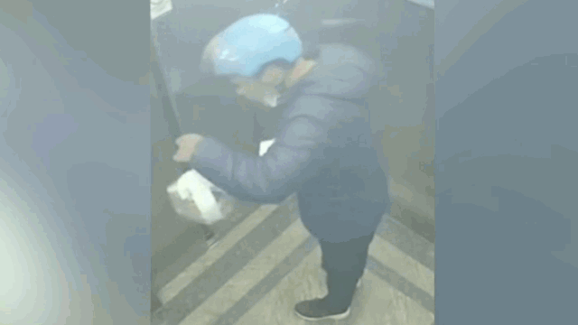 Video: Bị phàn nàn, nam shipper ở Trung Quốc nhổ nước bọt vào đồ ăn của khách rồi mới giao