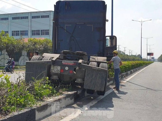 Tin tức tai nạn giao thông (TNGT) chiều 27/12: Xe đầu kéo tông văng dải phân cách rồi lao vào làn xe máy khiến nhiều người khiếp vía