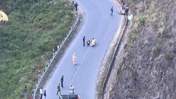 Tin tức tai nạn giao thông sáng 28/12: Va chạm xe đầu kéo tại khúc cua độ dốc lớn, 2 phụ nữ thương vong