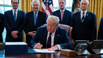 Ông Trump bất ngờ ký gói cứu trợ COVID-19, tránh việc đóng cửa Chính phủ