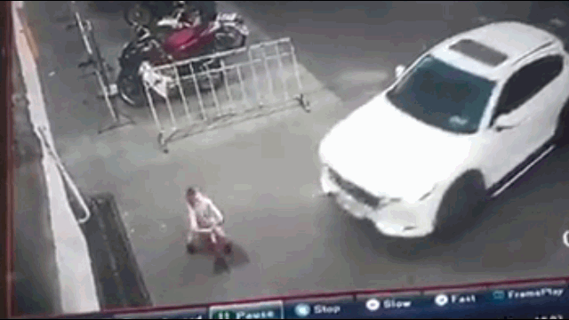 Camera giao thông: Bé trai đang đi xe đạp đột nhiên bị ô tô "nuốt" vào gầm