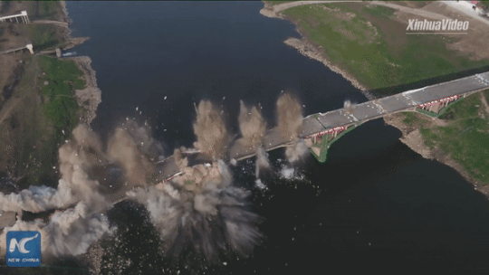 Video: Khoảnh khắc cây cầu dài 760m bị đánh sập chỉ trong 10 giây