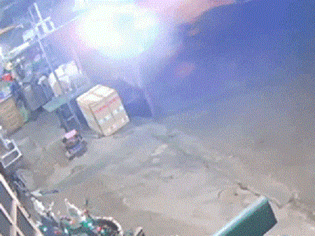 video dang leo qua rao de trom do dao chich bi chu nha phat hien roi cam roi duoi chay troi chet