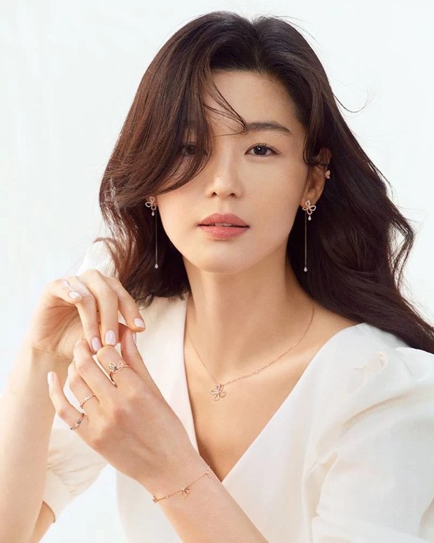 Hé lộ mức cát sê 'khủng' của hai người đẹp Song Hye Kyo và Jun Ji Hyun