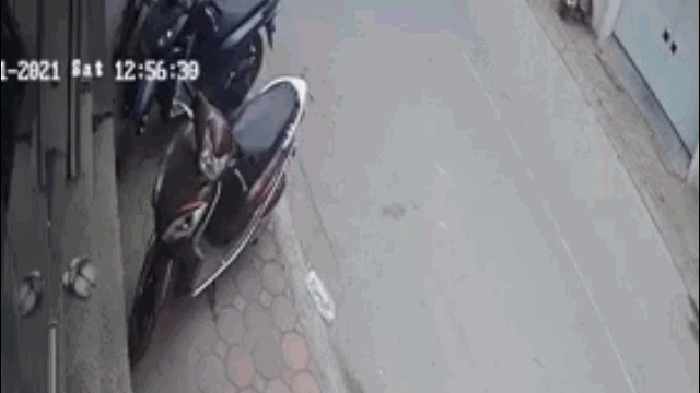 Video: Đạo chích ra tay trộm IC xe máy chỉ trong 4 giây
