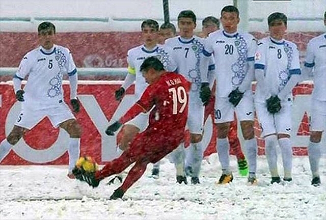 Siêu phẩm 'Cầu vồng tuyết' của Quang Hải lọt top 10 bàn thắng đẹp thế giới