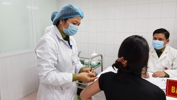 Hôm nay, Việt Nam tiêm nhắc vaccine COVID-19 liều 25cmg cho 17 người tình nguyện