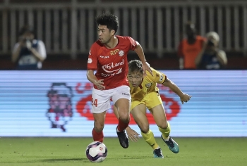 Bầu Đức xuất hiện trên khán đài trong ngày Lee Nguyễn 'tái xuất' V-League