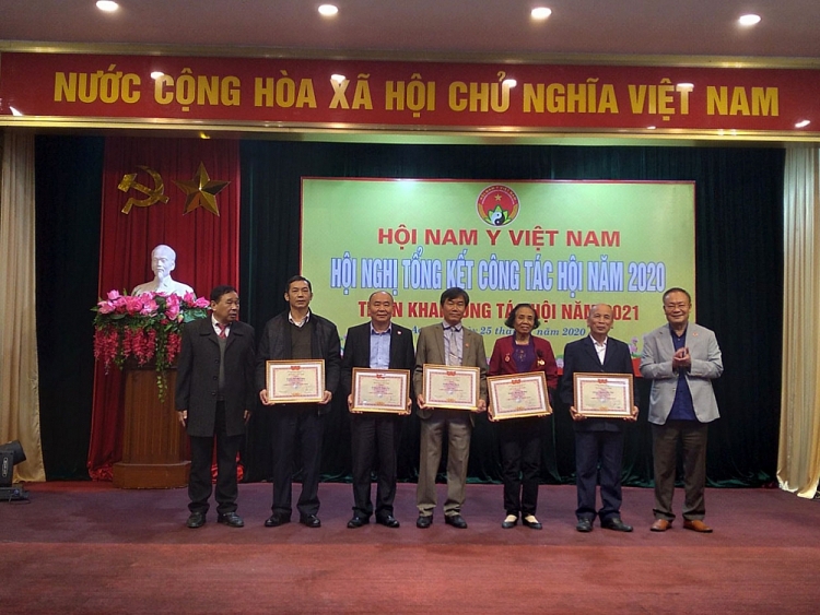 Nhiều tập thể và hội viên nhận bằng khen của Hội Nam y Việt Nam Nhiều tập thể và hội viên nhận bằng khen của Hội Nam y Việt Nam