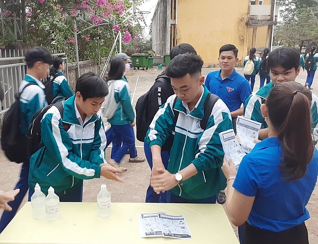 Trường THPT đầu tiên ở Hà Nội cho học sinh nghỉ học Covid-19