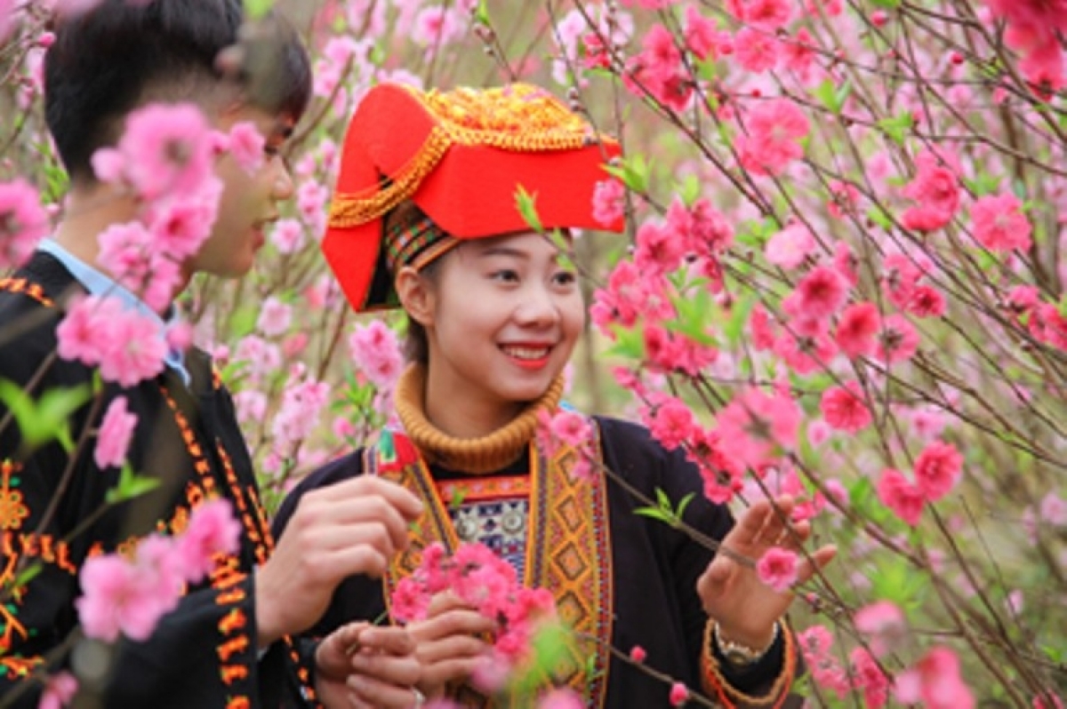 Festival Hoa Đào - Xuân Xứ Lạng là sự kiện được mong chờ nhất trong năm ở Lạng Sơn. Với hàng trăm ngàn người tham dự, lễ hội là nơi để bạn tận hưởng không khí Xuân đầy tươi vui và linh địa. Hãy đến Lạng Sơn và tham gia cùng những người yêu hoa đào!