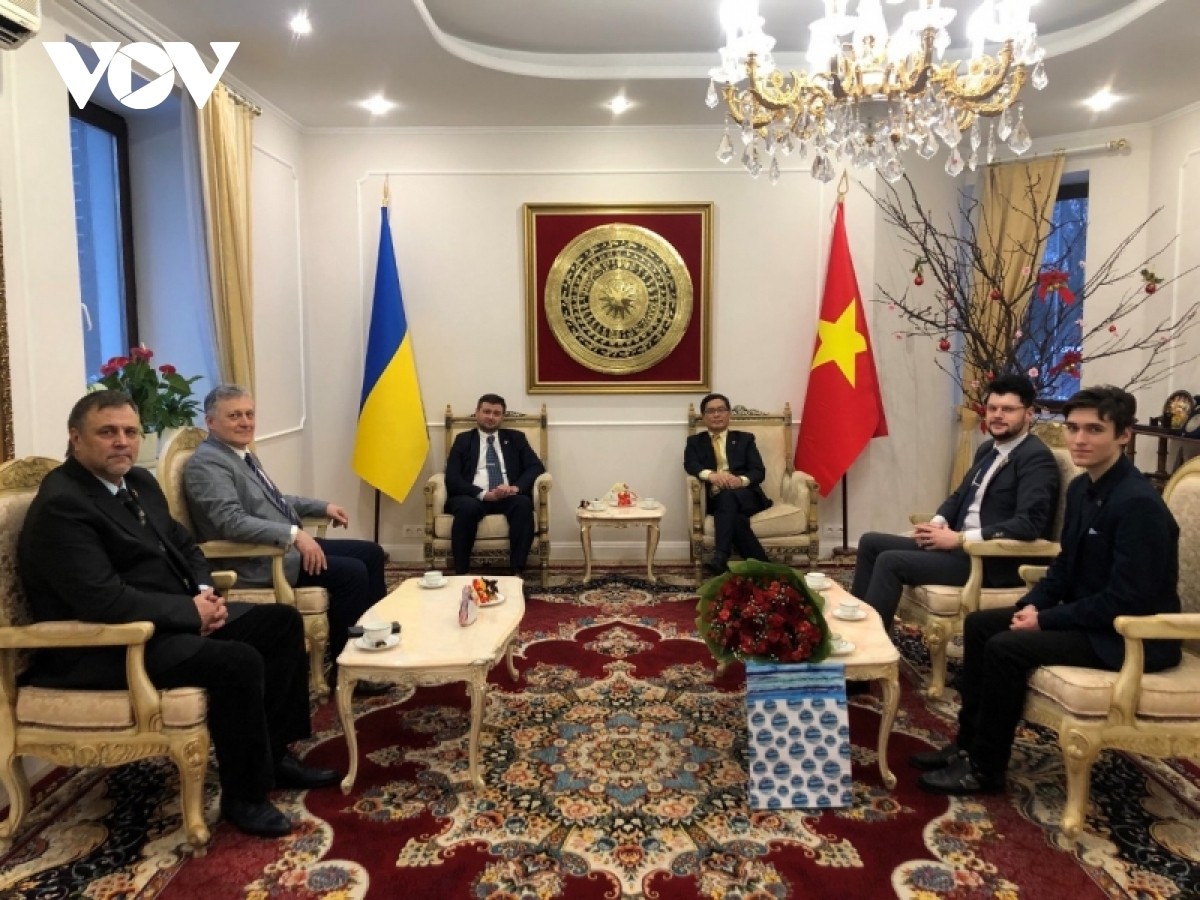 Đại sứ Nguyễn Hồng Thạch tiếp bạn bè, đối tác Ukraine. (Ảnh VOV)