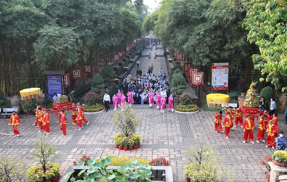 Lễ dâng cúng bánh tét Quốc tổ Hùng Vương tại Thành phố Hồ Chí Minh | Văn hóa | Vietnam+ (VietnamPlus)