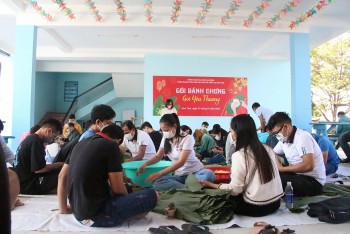 Lưu học sinh Lào, Campuchia trổ tài gói bánh chưng, đón Tết Việt