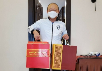 thu tuong nguyen xuan phuc tang qua tet cho hlv park hang seo