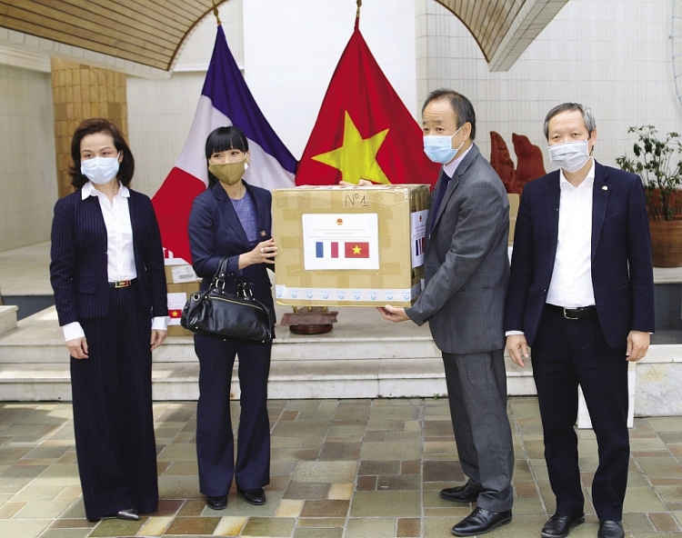 Đại sứ VN tại Pháp - Nguyễn Thiệp đã tổ chức trao hơn 15.000 chiếc khẩu trang y tế cho cộng đồng người Việt Nam tại Pháp cũng như các hội đoàn và chính quyền địa phương nước sở tại chống COVID-19. Ảnh: Báo Quốc tế.