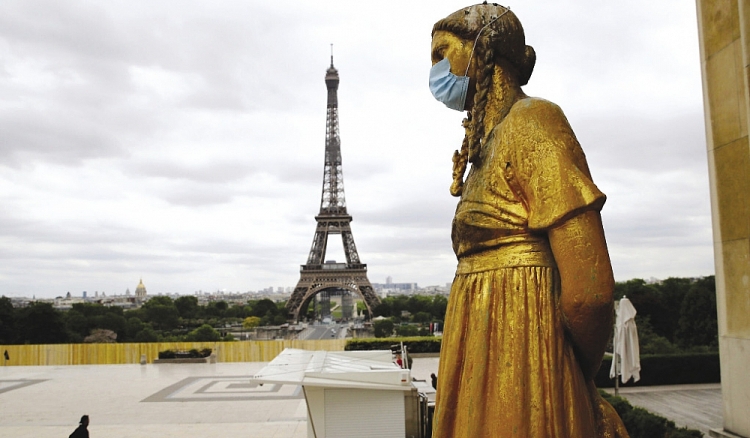 Một bức tượng đeo mặt nạ dọc theo quảng trường gần tháp Eiffel ở Paris. Ảnh AP.