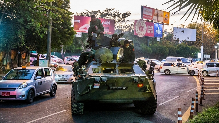 Quân đội Myanmar điều động những xe bọc thép  vào kiểm soát thành phố lớn 