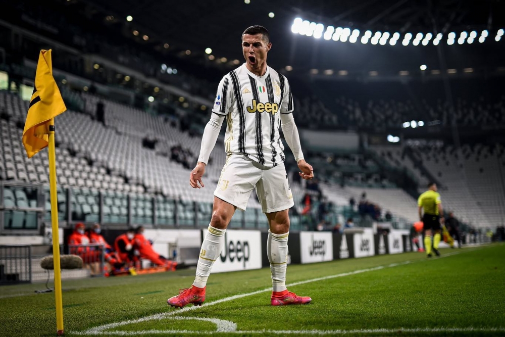 Ronaldo cán mốc 25 bàn thắng ở mùa giải 2020/21