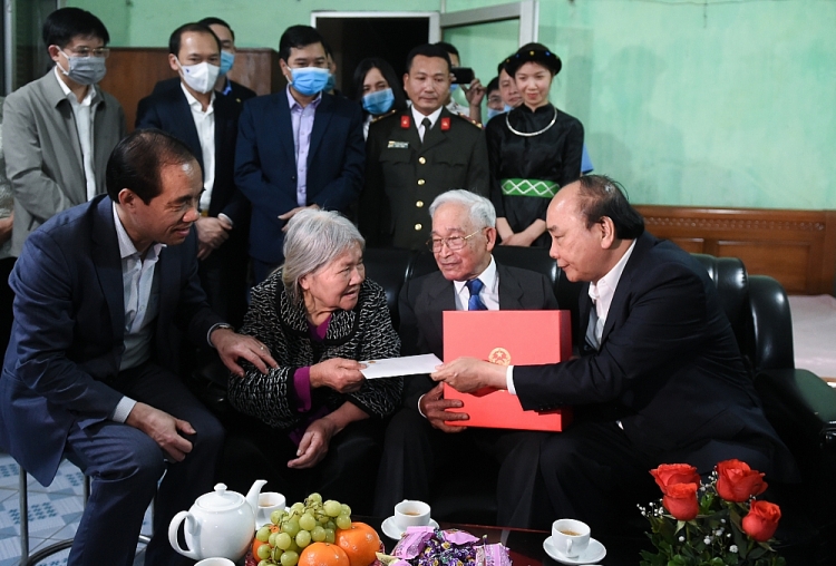 Thủ tướng thăm và tặng quà các gia đình chính sách