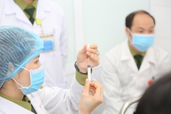 Sáng nay, tiêm thử vắc xin ngừa COVID-19 giai đoạn 2 tại Hà Nội và Long An