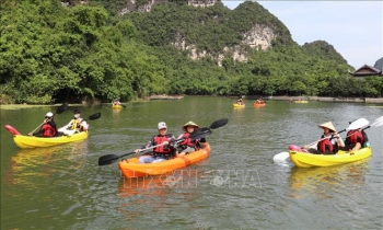 Khu du lịch Tràng An đông đúc ngày mở cửa trở lại