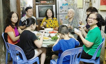 Vợ chồng cùng nhau làm việc nhà, đóng góp tài chính