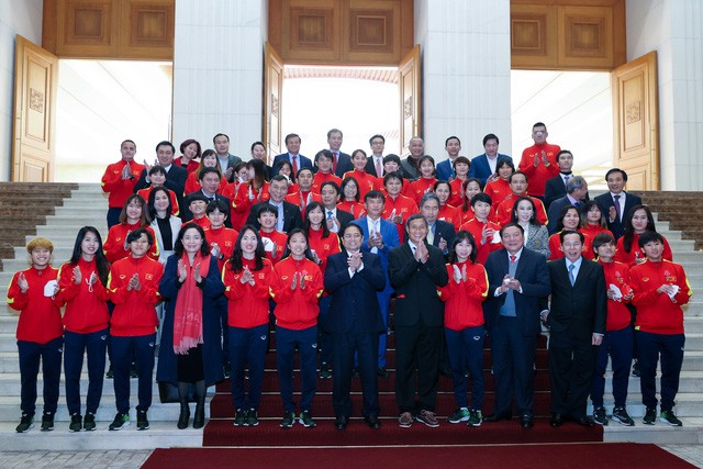 Thủ tướng Phạm Minh Chính gặp mặt, chúc mừng và khen thưởng Đội tuyển bóng đá nữ quốc gia Việt Nam