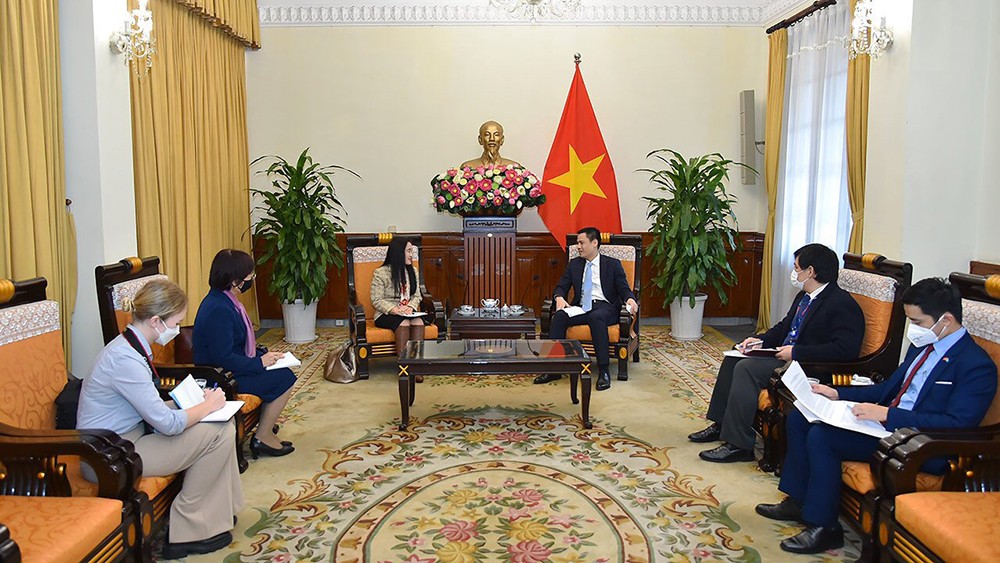 Thứ trưởng Ngoại giao Đặng Hoàng Giang tiếp bà Naomi Kitahara, Trưởng đại diện UNFPA tại Việt Nam. (Ảnh: Báo Thế giới và Việt Nam) 