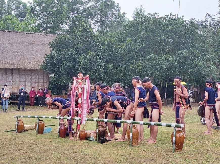 Lễ cưới của người Ba Na: Giữ nến không tắt để tình yêu vĩnh cửu | Văn hóa | Vietnam+ (VietnamPlus)