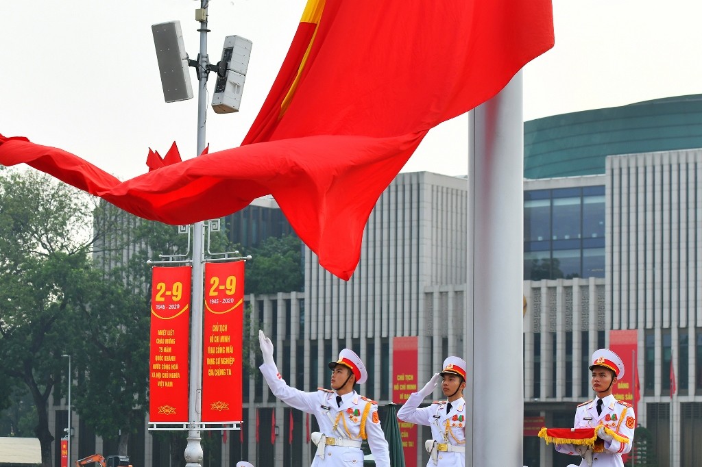 Quốc kỳ tung bay trong tiếng Tiến quân ca trên Quảng trường Ba Đình. (ảnh báo Nhân Dân)