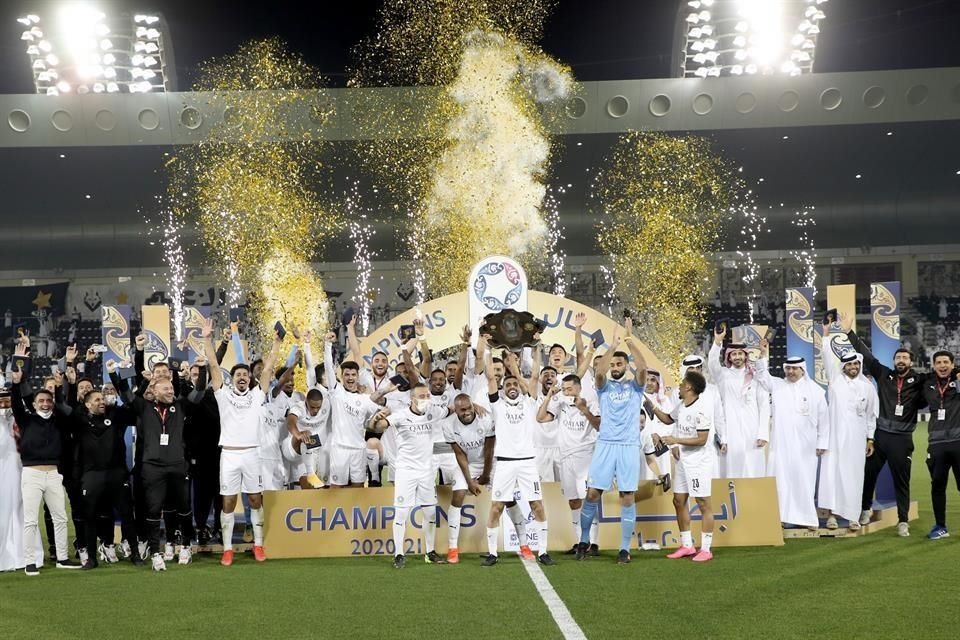 Đội bóng do Xavi dẫn dắt ăn mừng chức vô địch 
