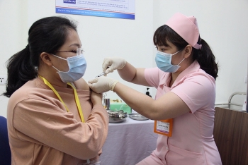 6 nguoi dau tien tiem thu nghiem vaccine covivac