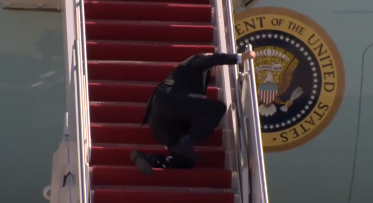 tong thong biden suyt lon nhao khi buoc len chuyen co air force one
