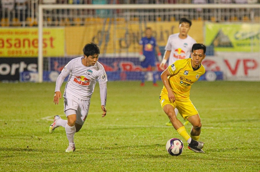 Lịch thi đấu vòng 11 V-League 2021: Kiatisak đọ sức với 'bố già' Petrovic