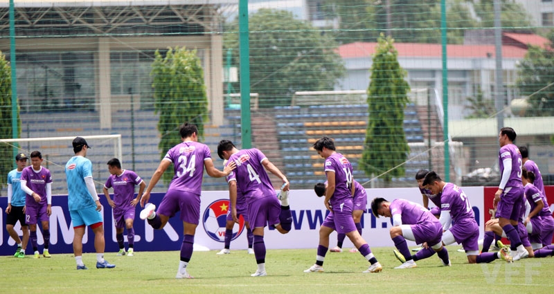 Công Phượng, Quang Hải vã mồ hôi giữa thời tiết nắng nóng ở Hà Nội