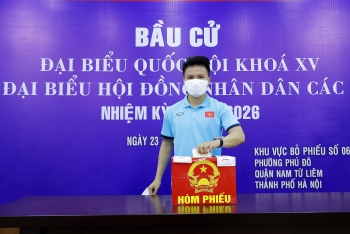 Công Phượng, Quang Hải và các cầu thủ ĐTQG Việt Nam bỏ phiếu bầu cử tại nơi đóng quân