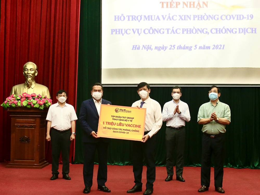 Chủ tịch SHB Nguyễn Văn Lê trao tặng 15 tỉ đồng mua vắc xin Covid-19  NGUỒN T&T GROUP